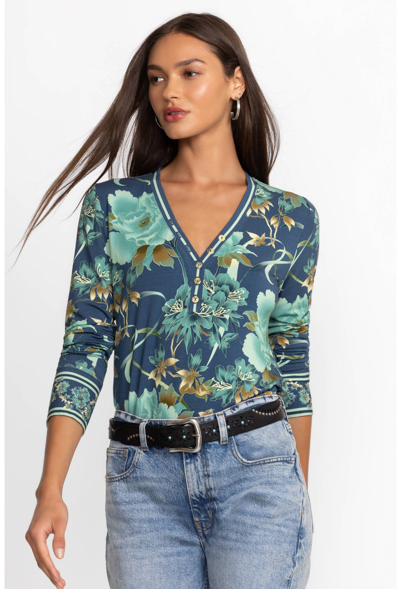 PEONEE BLOUE THE JANIE FAV HENLEY TOP-JOHNNY WAS