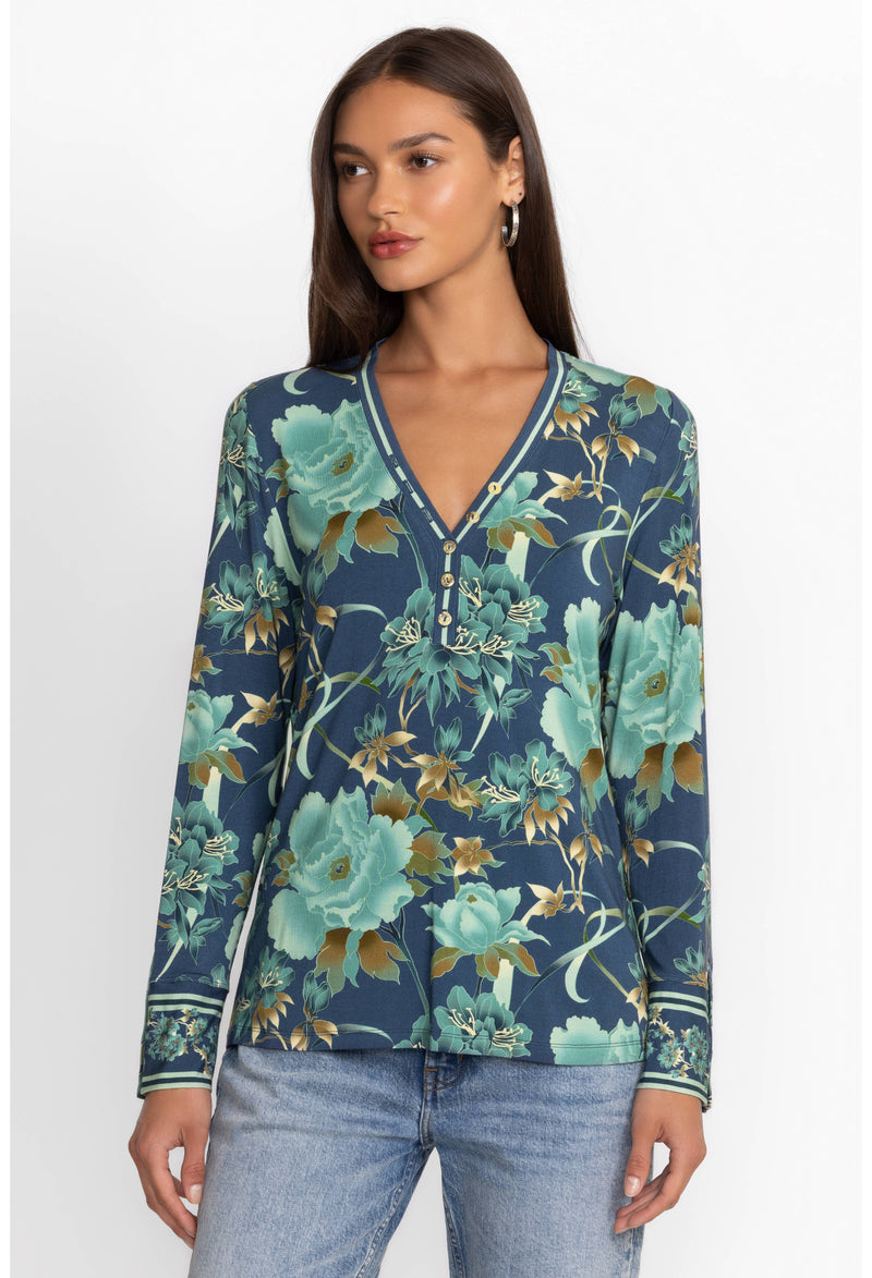 PEONEE BLOUE THE JANIE FAV HENLEY TOP-JOHNNY WAS